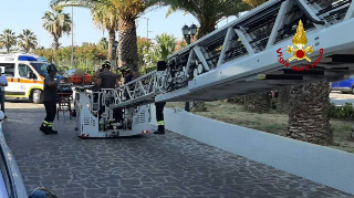 Grottammare - Problema a una gamba, uomo soccorso al quarto piano di una struttura ricettiva